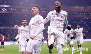 manbetx万博官方网站-卡昂女子圣三一教堂立面的钟楼为