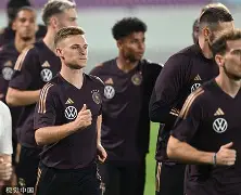 德国足球队在国际比赛中夺冠,展现强大实力英语